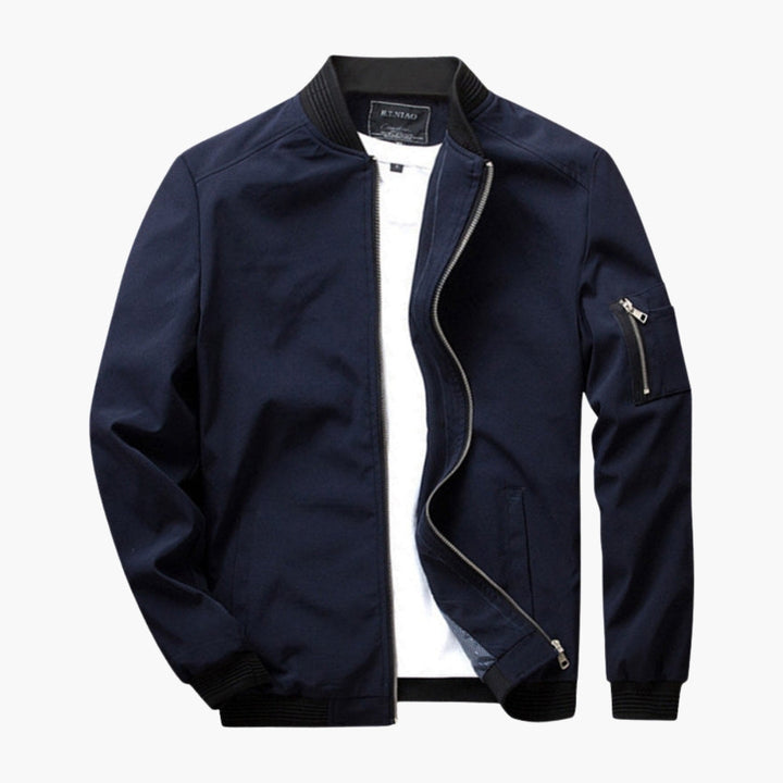 Casual herre bomberjakke med funktionel lynlåslomme på ærmet, ribstrik og klassisk design. Ideel til mellemsæson.