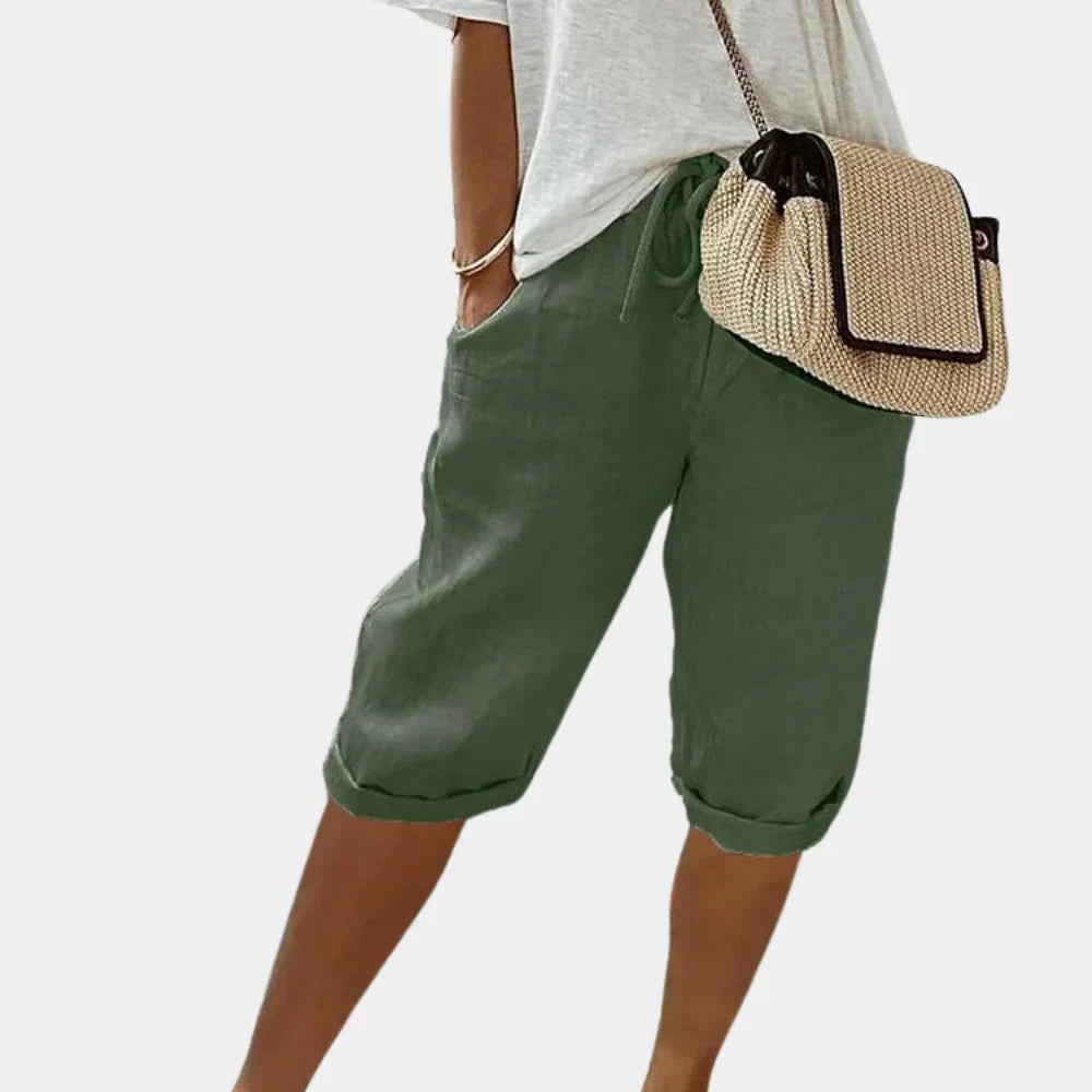 Dameshorts fra bagsiden, fremhæver komfortabel pasform og alsidig stil til sommerbeklædning.