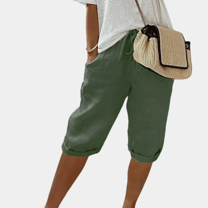 Dameshorts fra bagsiden, fremhæver komfortabel pasform og alsidig stil til sommerbeklædning.