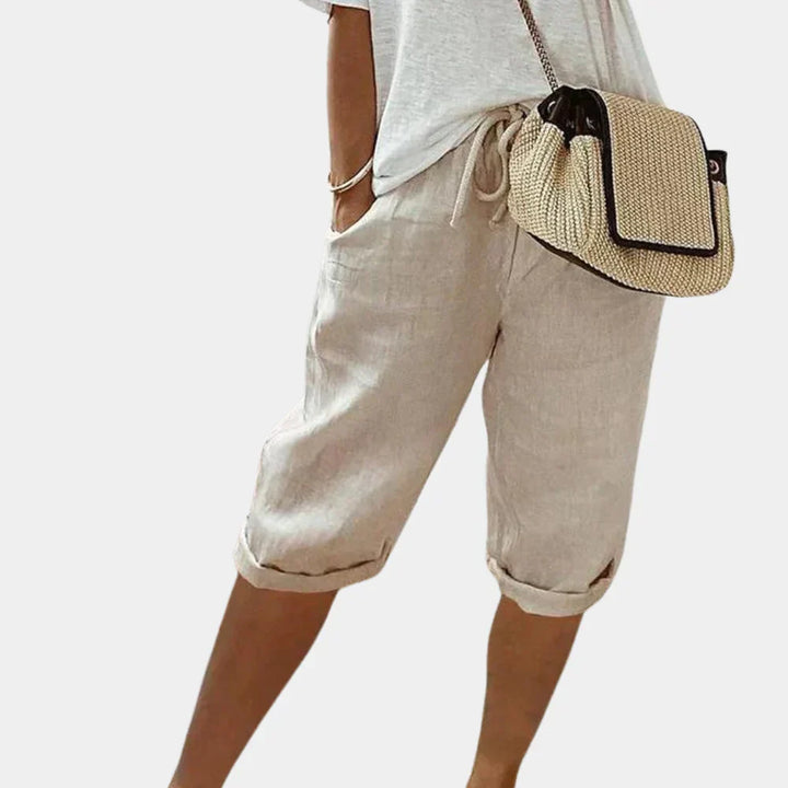 Nærbillede af bløde, elastiske dameshorts i letvægtsstof, perfekt til afslappet komfort om sommeren.