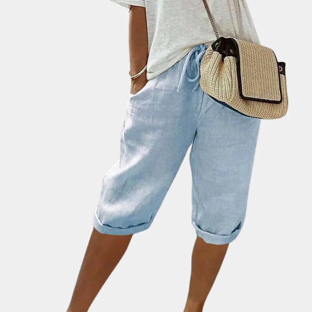 Model bærer komfortable dameshorts, der giver lethed og stil til sommerens afslappede kvindetøj.