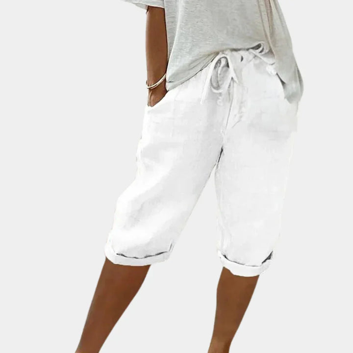 Foldede dameshorts klar til basisgarderoben, perfekte til en stilfuld og afslappet sommer.