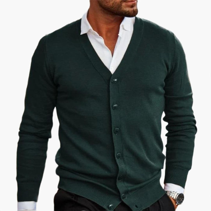 Komfortabel herre cardigan i ribstrik med V-hals og knapper. En klassisk style til mænds mode.
