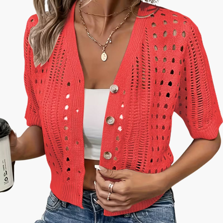 Kvinders letvægts cardigan med perforeret mønster og korte ærmer. Perfekt til sommer.