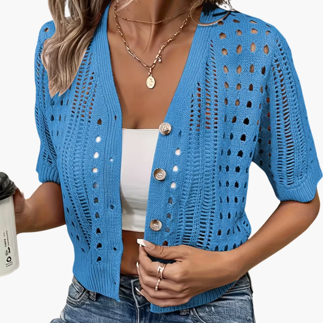 Elegant og afslappet kortærmet cardigan til kvinder med let perforeret design. Sommerklar.