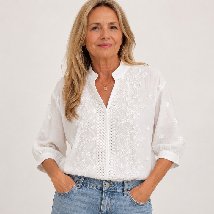 Elegant kvinders broderet blondebluse med v-hals. Romantisk sommerbluse med fine detaljer.