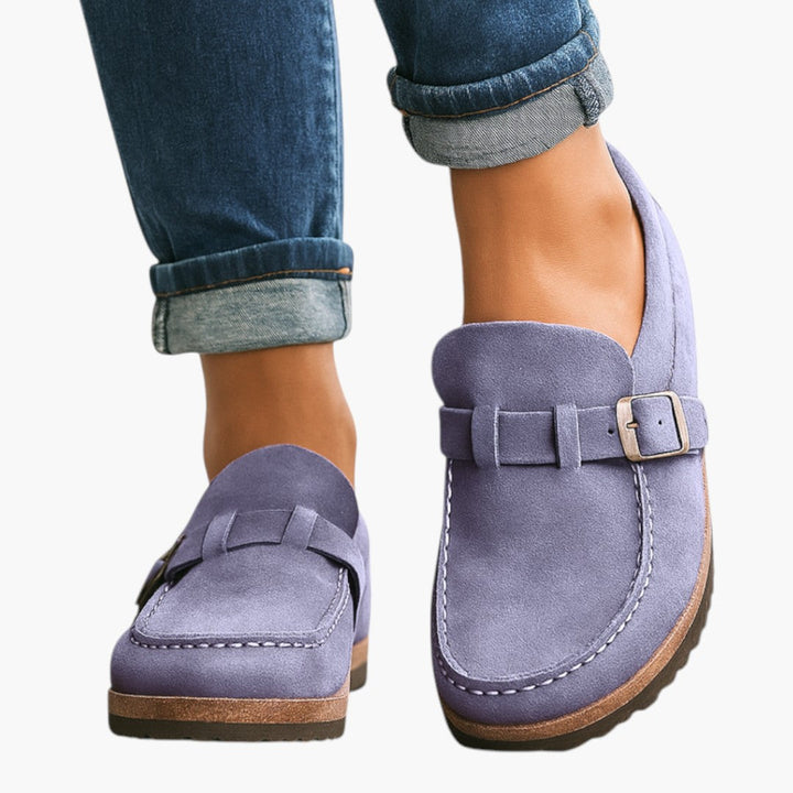 Sorte ortopædiske dame sandaler med svangstøtte for daglig komfort. Slip-on design og flad sål.
