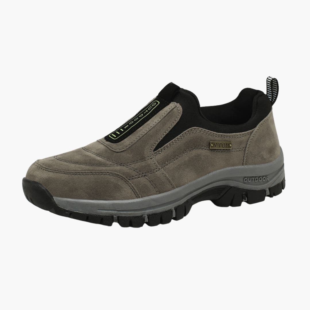 Nærbillede af skridsikker sål på komfortable slip-on vandresko til herrer, designet for sikker vandring udendørs.