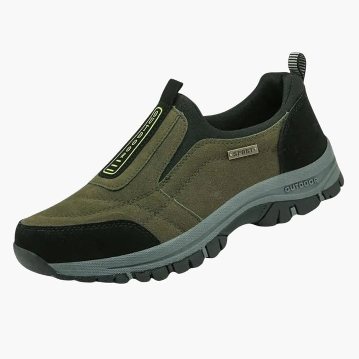 Robuste brune herre slip-on vandresko med skridsikkerhed. Perfekt til nem udendørs vandring og fritid.