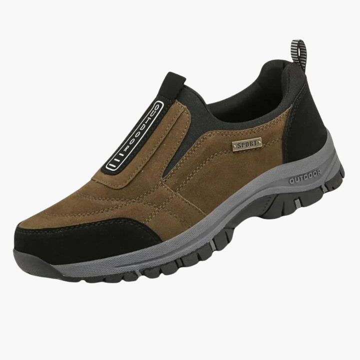 Sorte komfortable slip-on fritidssko til mænd, ideelle til vandring og udendørs aktiviteter. Skridsikker.