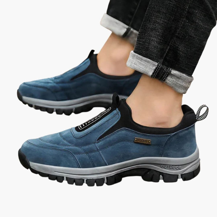 Mænds slip-on vandresko i robust, komfortabelt design med skridsikker sål til udendørs vandring og fritid.