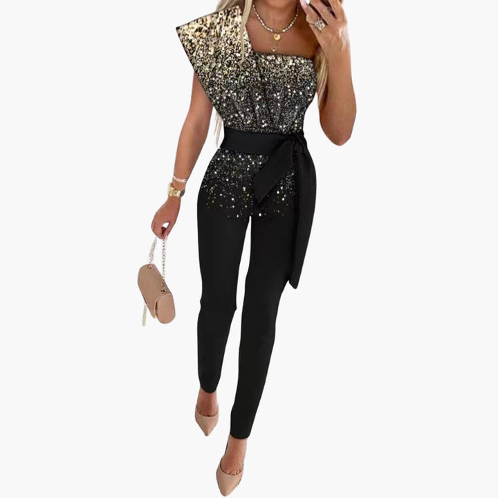 Elegant dame one-shoulder jumpsuit med glitter og stilfuldt bindebælte, perfekt til fest og selskab.