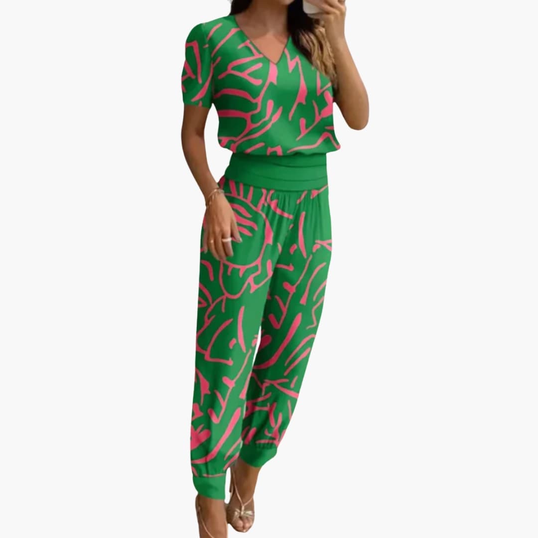 Moderne dame jumpsuit med marmor mønster. Stilfuld V-udskæring gør den perfekt til fest eller en aften ude.