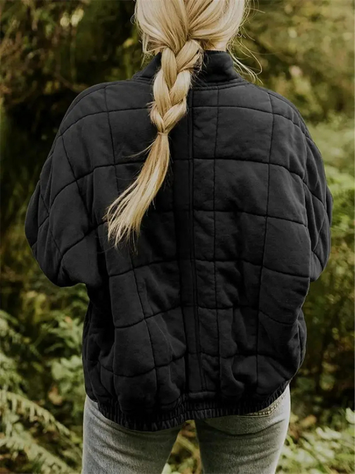 Elegant vatteret jakke til damer, mellemlang og komfortabel, med unikt blokmønster.