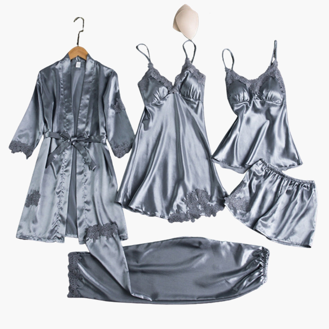 Smuk natkjole i silkelignende stof med blondekant. Del af et komplet 5-dels dame pyjamasæt for komfort.