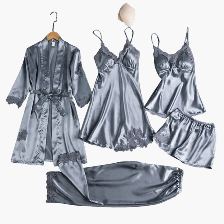 Smuk natkjole i silkelignende stof med blondekant. Del af et komplet 5-dels dame pyjamasæt for komfort.