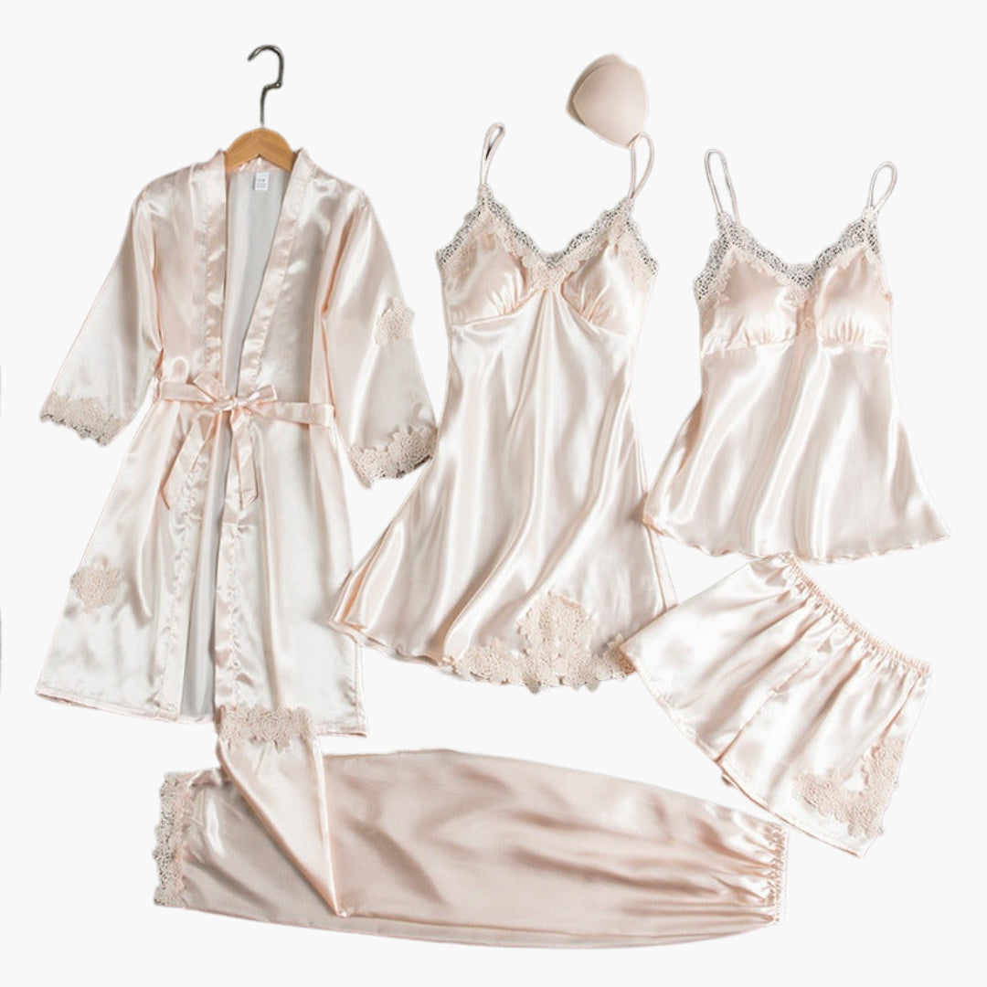 Stilrent dame nattøj med lange bukser og top. Inkluderet i et luksus 5-dels pyjamasæt med blonder.