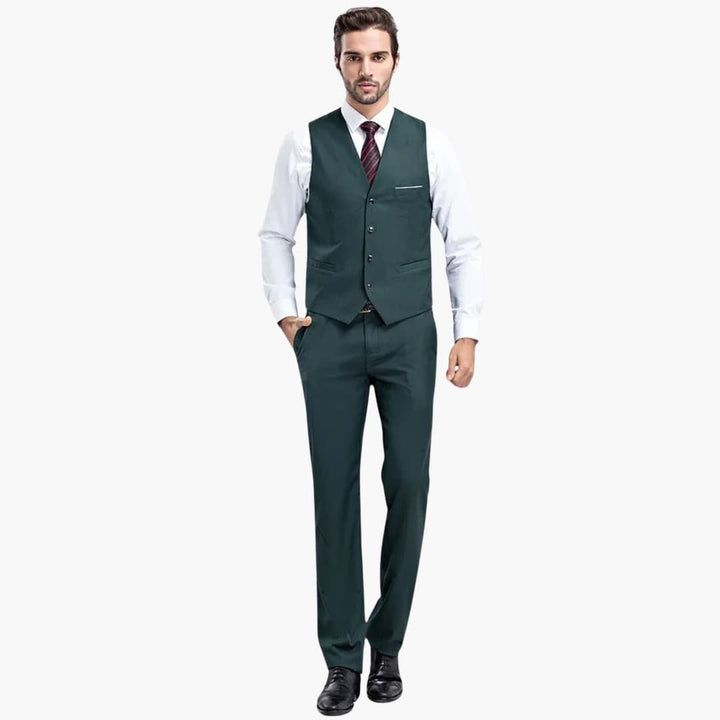 Stilfuldt herresæt: mørk jakke, vest og bukser. Ideelt til fest, bryllupstøj og business look.