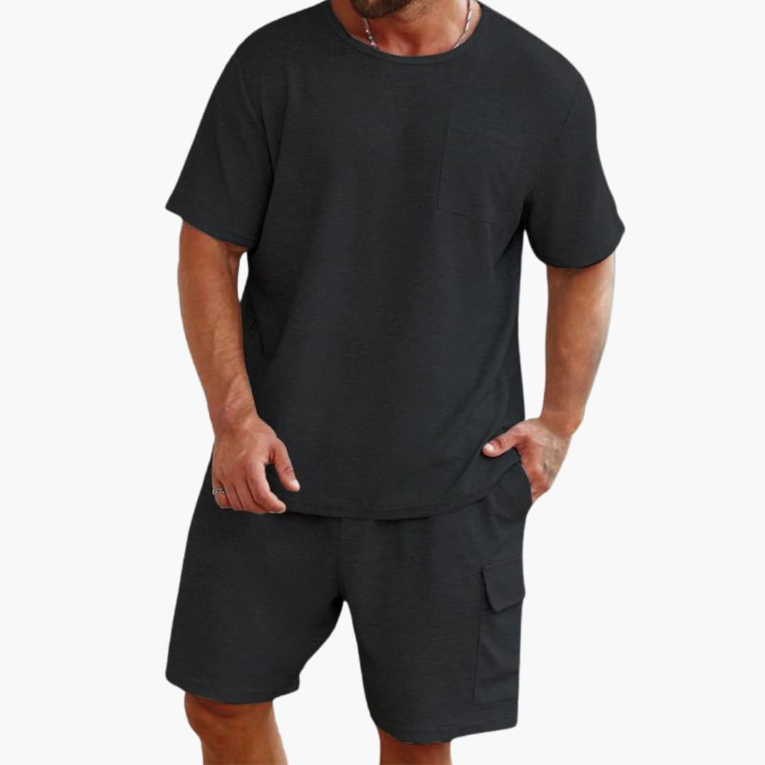 Komfortabelt herre fritidssæt med sporty rundhals og praktiske cargo shorts til varmt vejr.