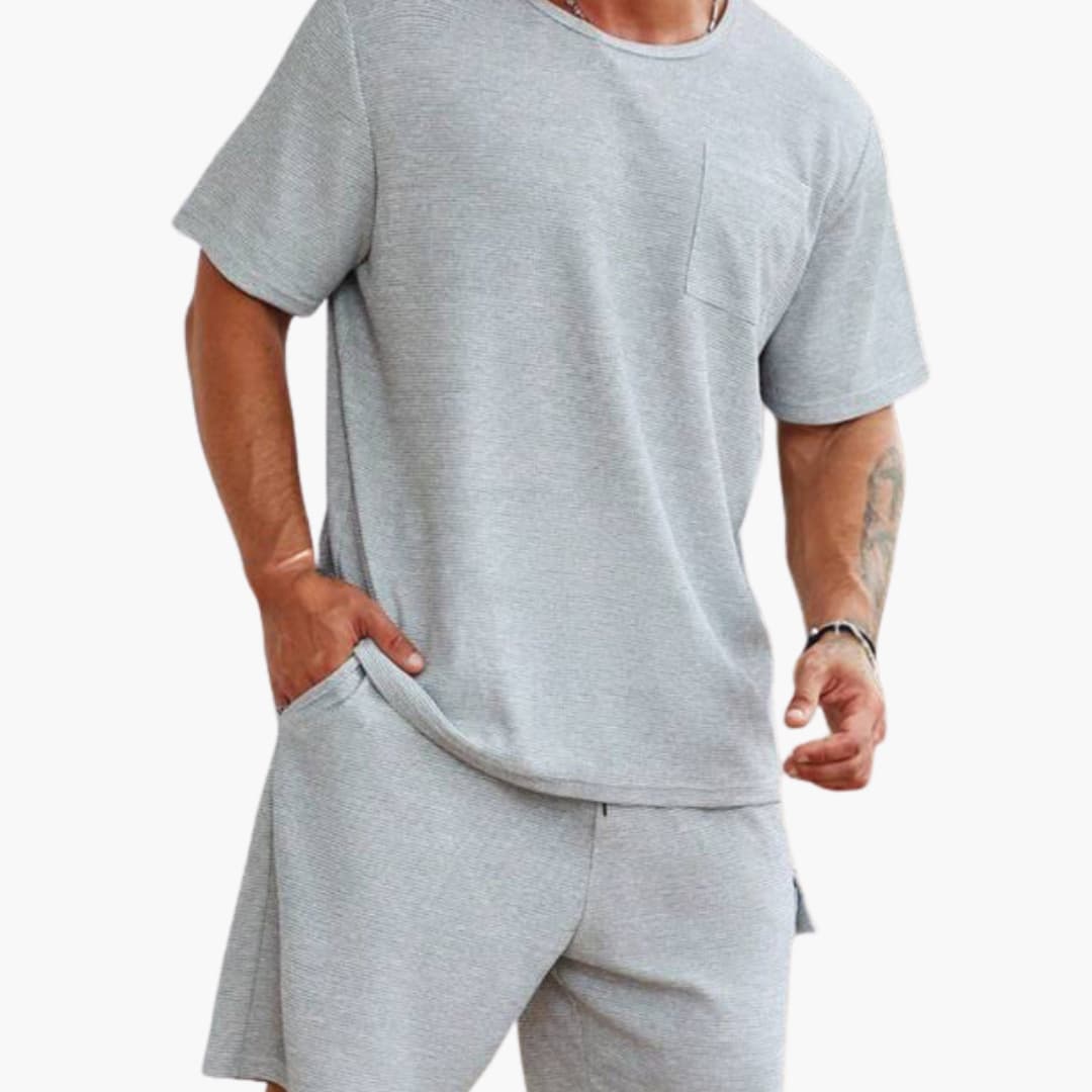 Sporty herretøj: Moderne sportsæt med kortærmet t-shirt og cargo shorts for ultimativ komfort.