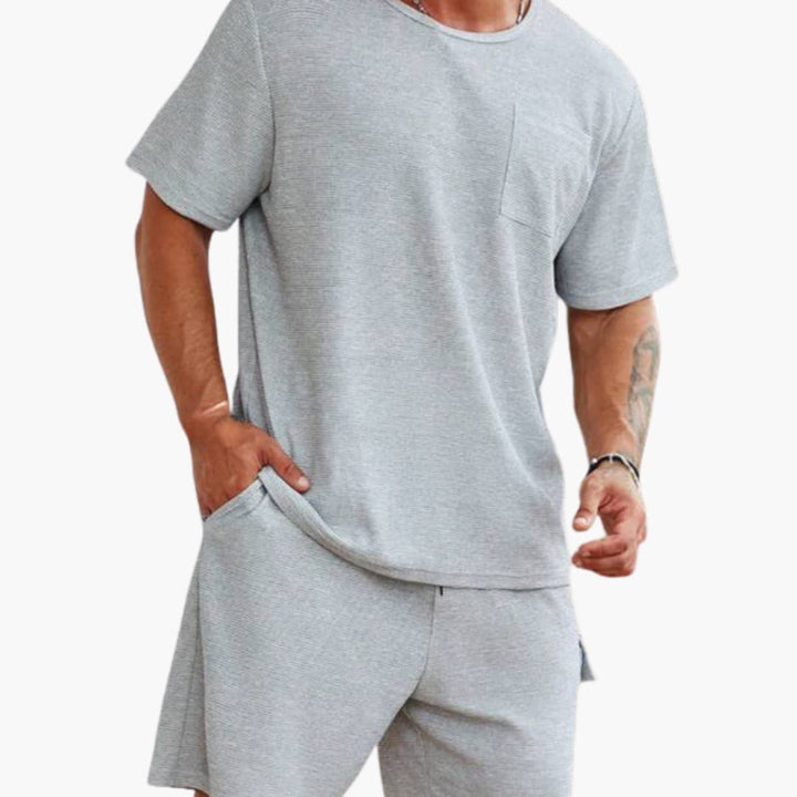 Sporty herretøj: Moderne sportsæt med kortærmet t-shirt og cargo shorts for ultimativ komfort.