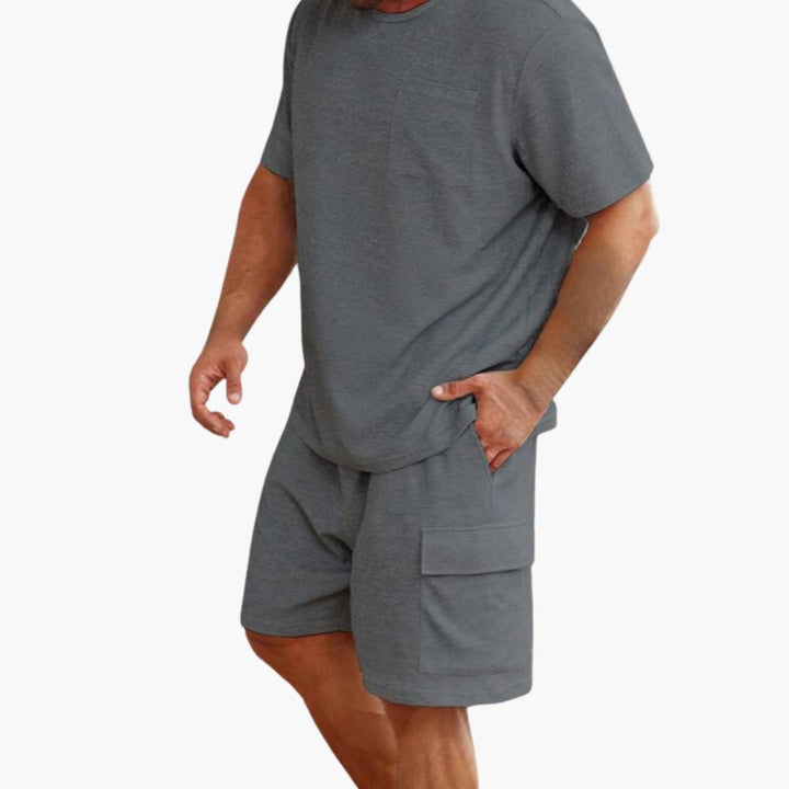Herre sportsæt med rundhals t-shirt og cargo shorts i afslappet stil, perfekt til sommer.