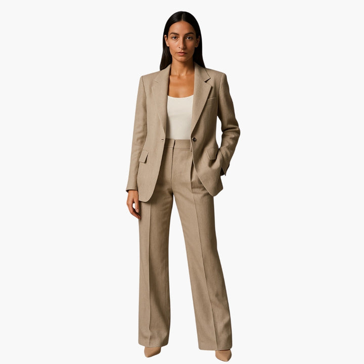 Moderne blåt kvinders sæt med elegant jakke og trendy brede bukser. Ideel til business og stilfulde outfits.