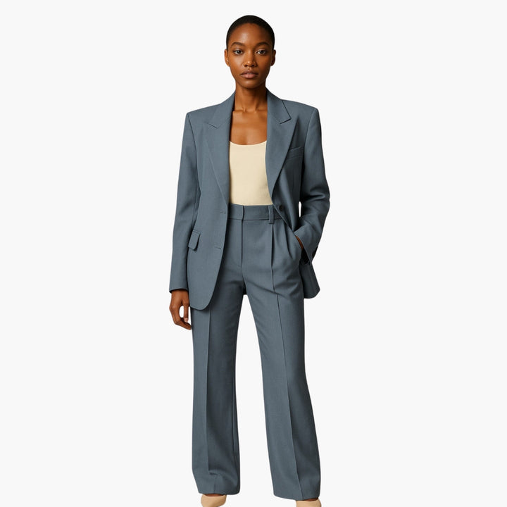 Stilfuldt beige damesæt med jakke og vide bukser. Ideelt business casual og formelt arbejdstøj.