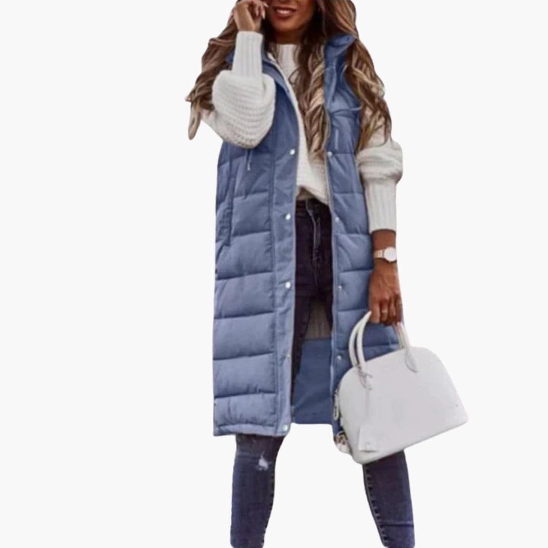 Komfortabel lang gilet i quiltet design med hætte. Ideel til kølige dage om efteråret.