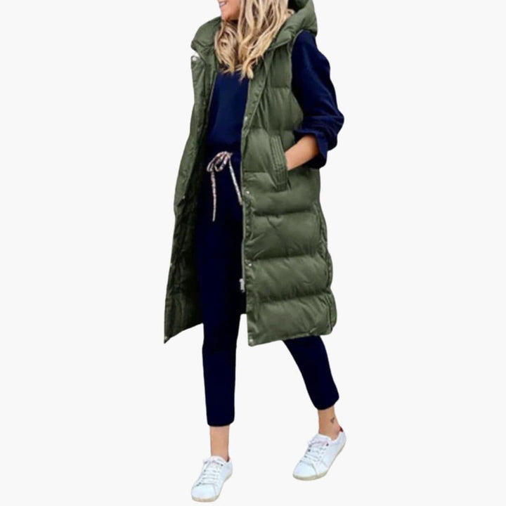 Lang quiltet damegilet med hætte. Klassisk overtøj til efterår & vinter.