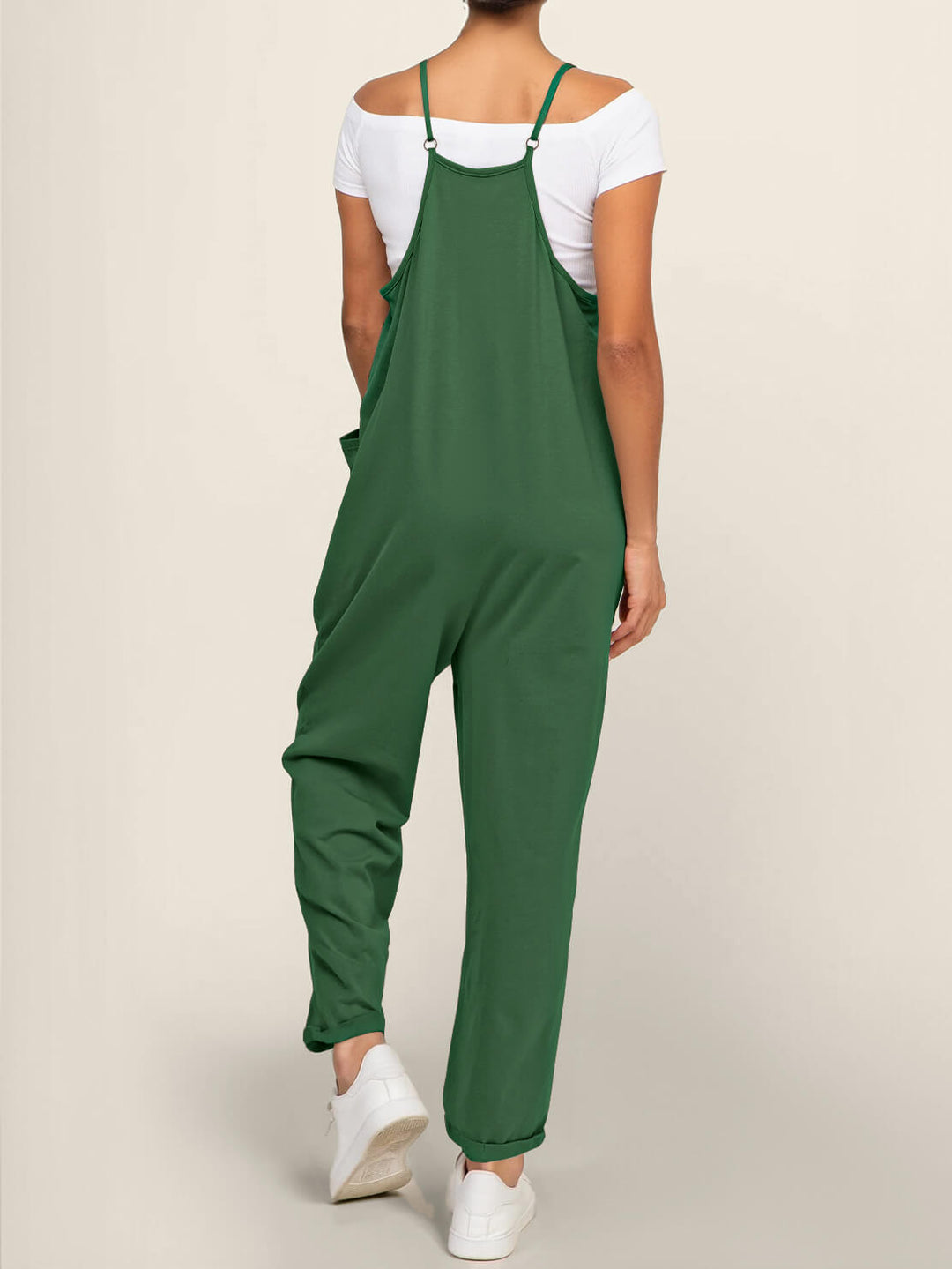 Kvinders jumpsuit med elastisk talje, der fremhæver den kvindelige figur smukt.