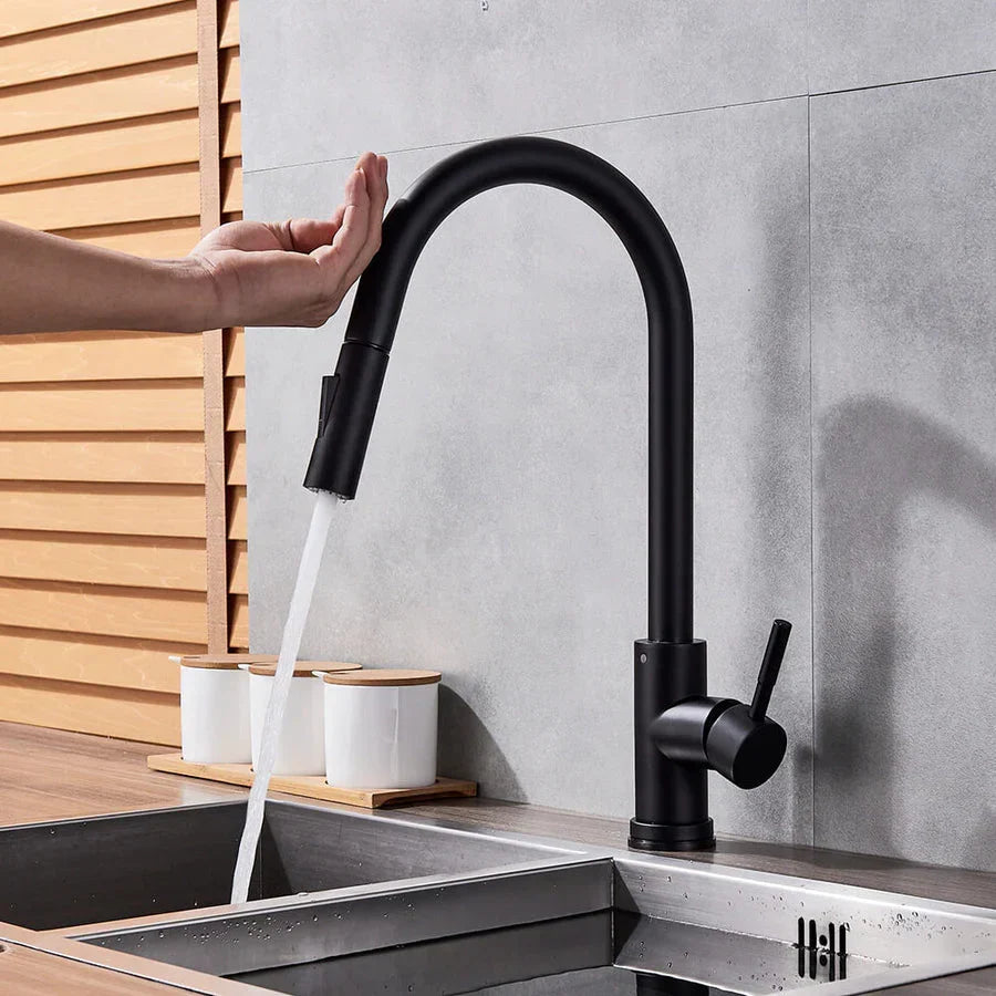 Elegant matsort berøringsfri køkkenarmatur med sensor. Moderne design for hygiejnisk køkkenudstyr.