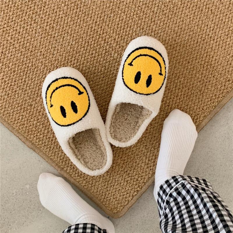 Komfortable, bløde dame hjemmetøfler med tyk sål og smiley. Ideelle til varme og hyggelige stunder.
