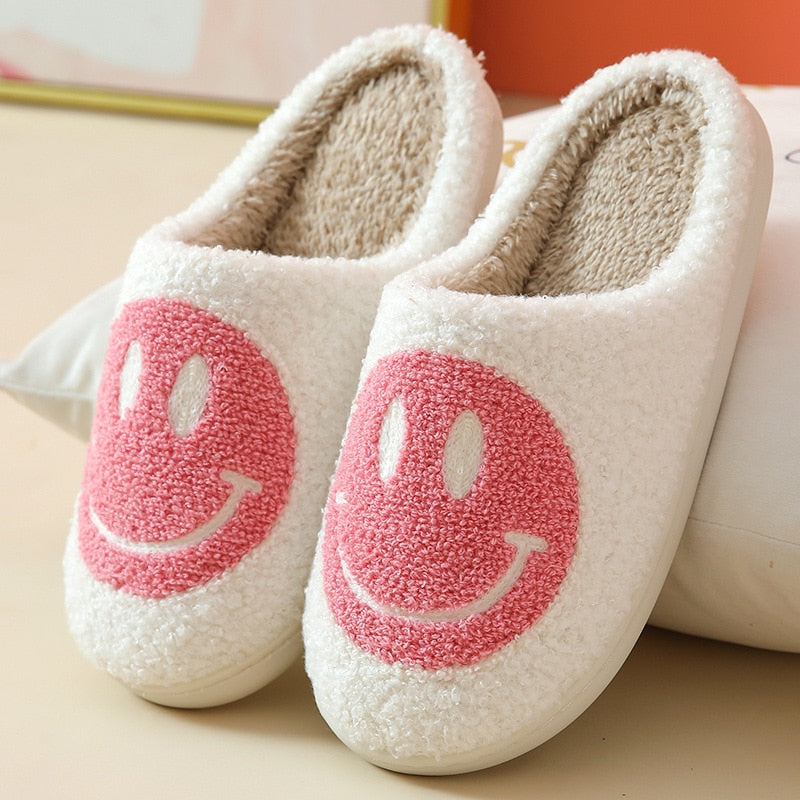 Trendy dame hjemmetøfler i blødt materiale med tyk sål og ikonisk smiley. Komfortabelt valg.