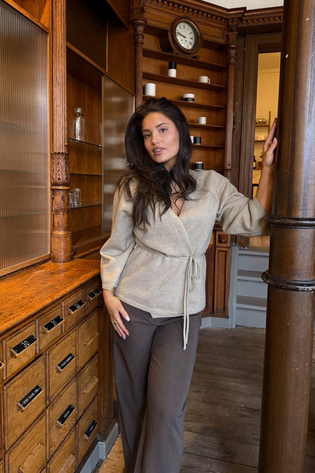 Flatterende beige slå-om cardigan med bælte til kvinder. En stilfuld og moderne tilføjelse til tøj.