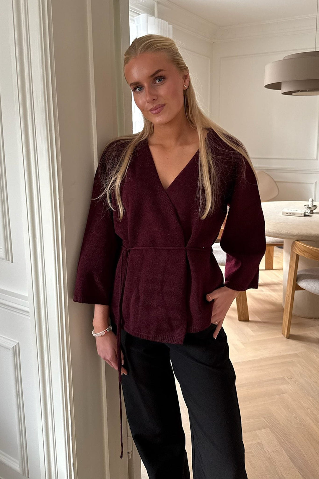 Komfortabel bordeaux slå-om cardigan til kvinder med 3/4 ærmer og bælte. Elegant efterårstrøje.