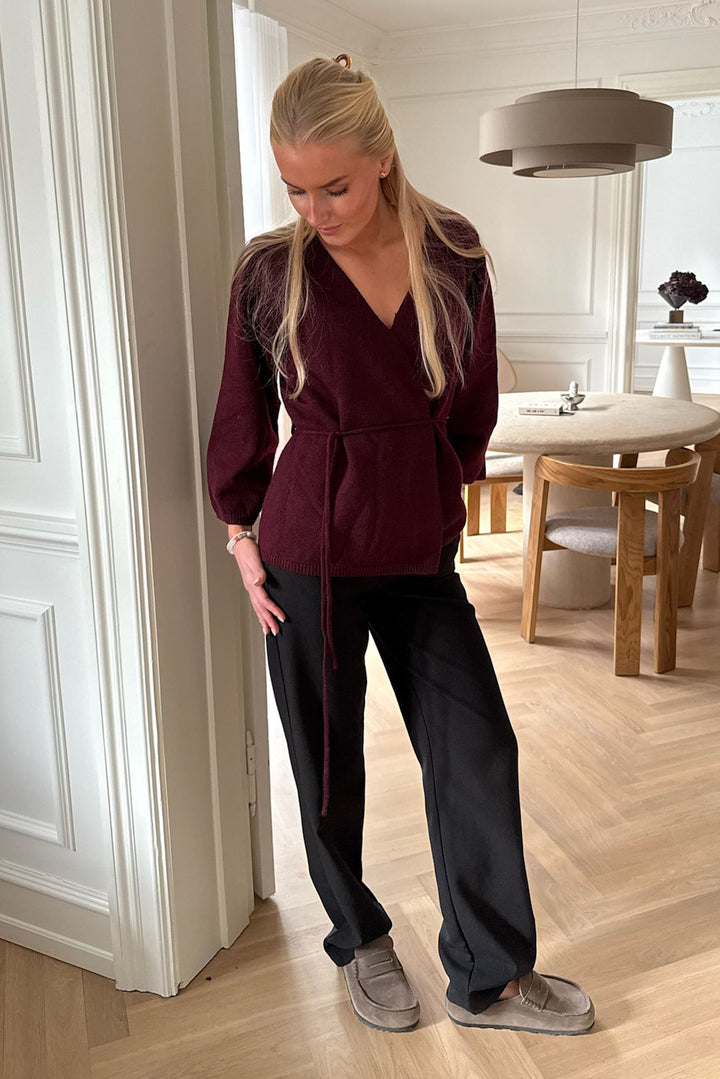 Elegant bordeaux kvinde cardigan i slå-om design med bælte. Perfekt efterårsmode med 3/4 ærmer.