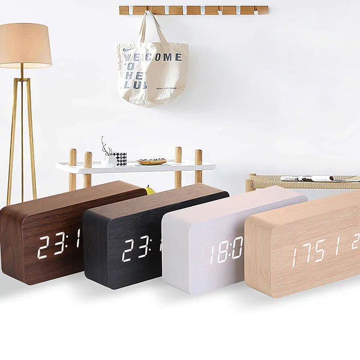 Elegant digitalt bordur med trædesign. Stemmeaktiveret LED ur til moderne hjem og kontorindretning.