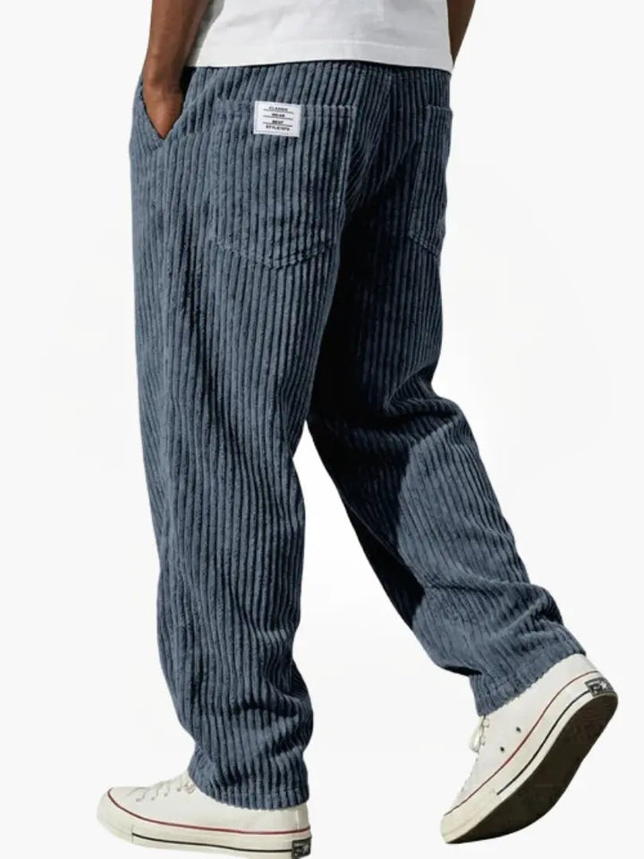 Komfortable fritidsbukser til mænd med afslappet pasform. Perfekte helårsbukser til en smart casual garderobe.