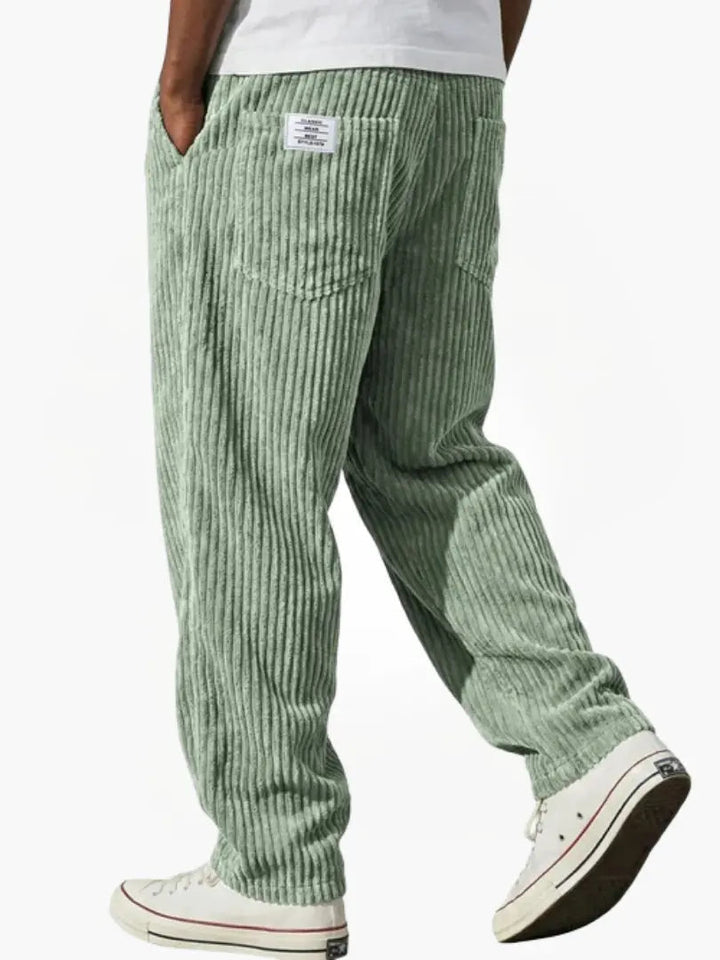 Alsidige helårsbukser til mænd med en behagelig pasform og moderne tekstur. Perfekte til smart casual outfits.