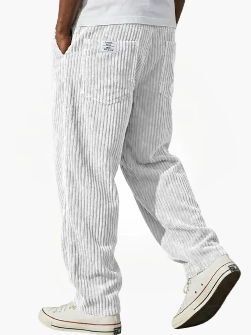 Mand iført klassiske, komfortable herrebukser med tekstur, stående. Smart casual stil for fritid og arbejde.