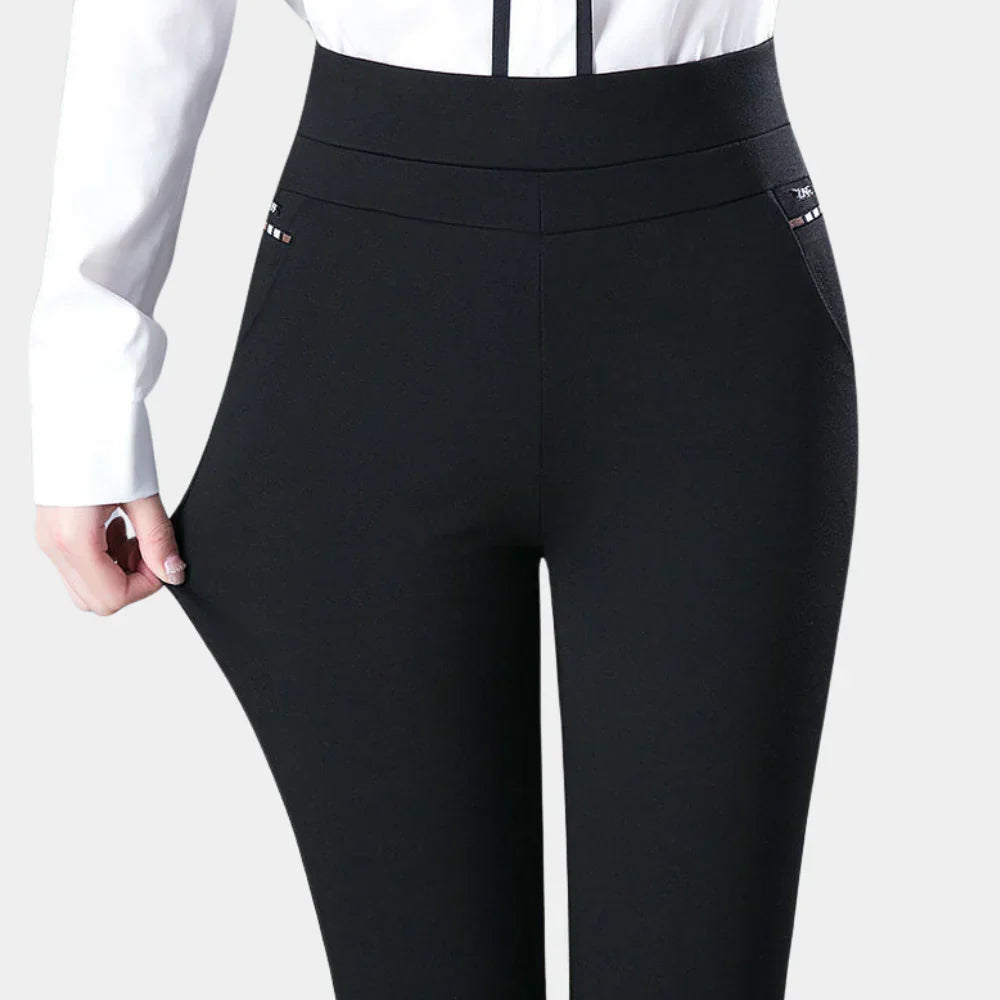 Elegante højtaljede stretchbukser. Alsidige sorte damebukser med stretch for optimal komfort, perfekte til moderne hverdagsmode.