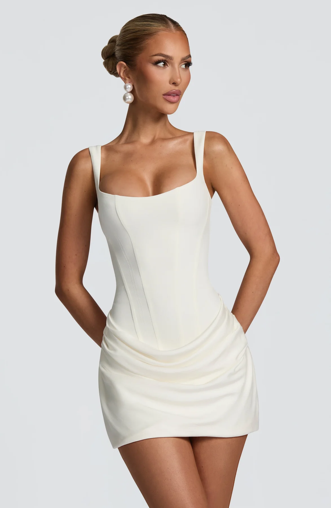 Draperet minikjole til kvinder, der giver et elegant aftenlook. Chic og alsidig kvindekjole.