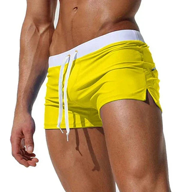 Moderne strandshorts til herre, der kombinerer hurtigtørrende funktion med stilfuld strandmode.