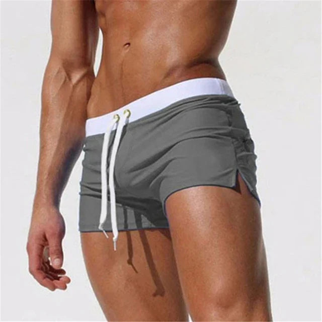 Letvægts og hurtigtørrende badeshorts til mænd, med justerbar talje for perfekt komfort.
