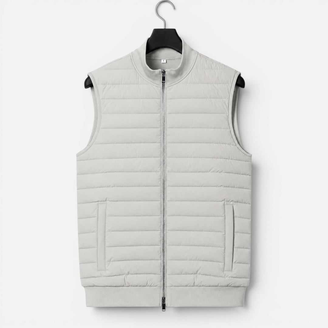 Mænds bløde quiltet vest i et letvægtsdesign. Giver varme og stil til din efterårs- og vintergarderobe.