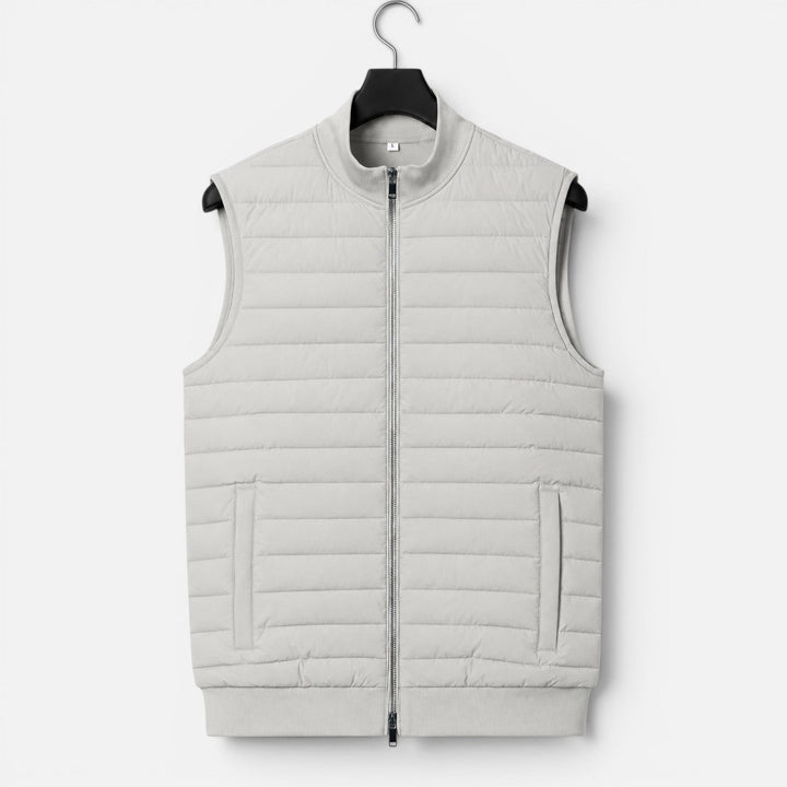 Mænds bløde quiltet vest i et letvægtsdesign. Giver varme og stil til din efterårs- og vintergarderobe.