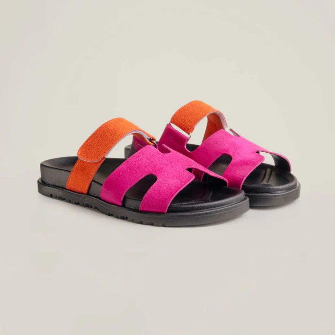 Flotte, lette sommersandaler til kvinder. Åbne, flade slip-on sandaler ideelle til varme dage og rejser.