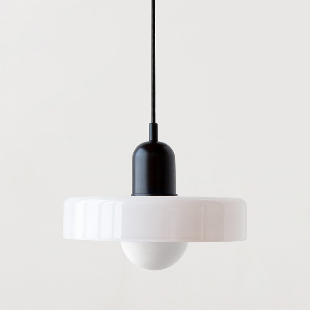 Elegant spisebordslampe med farvet glas. Perfekt til moderne belysning.