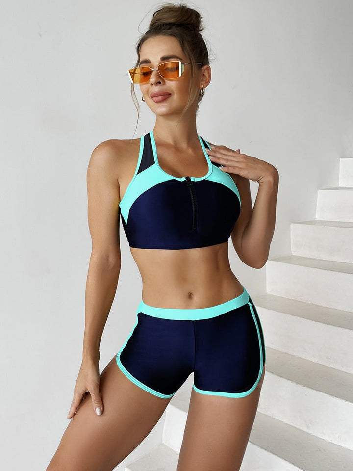 Alsidigt dame badetøj: sporty bikini top og shorts, perfekt til svømning, strand og vandsport.